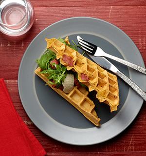 Gaufre au paprika, roquette et jambon