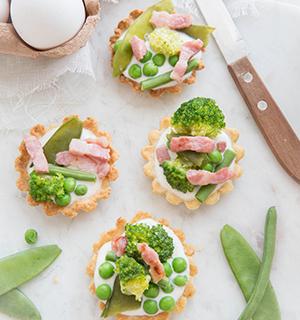 Tartelettes aux légumes verts, crème ricotta et petits lardons