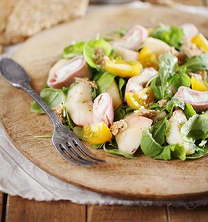 Salade de pêches mozzarella et roulés de jambon Brocéliande 