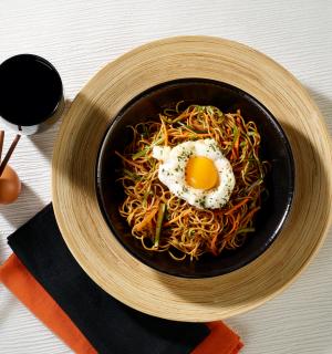 Cloud egg sur lit de nouilles chinoises