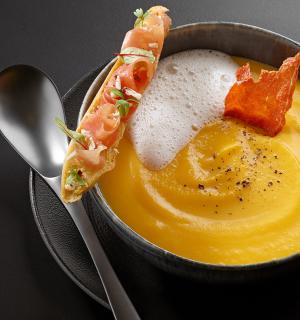 Velouté de butternut, jambon sec et noisettes