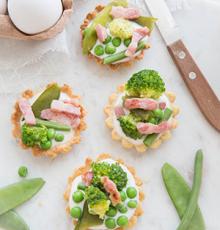 Tartelettes aux légumes verts, crème ricotta et petits lardons